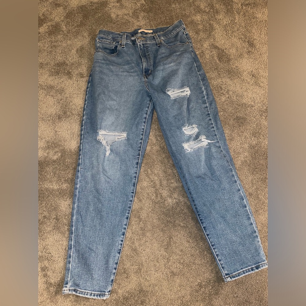Levi’s High Waisted Mom Distressed Jeans Medium Wash Size 31